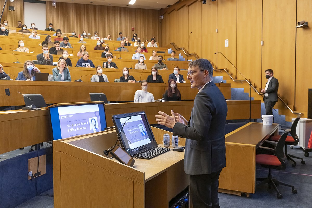 ABD Gezisi – Lauterbach, Harvard Üniversitesi'nde ders veriyor