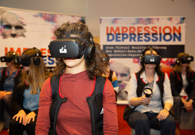 Personen bekommen mit der VR-Brille einen Einblick in die Gefühle und Gedanken, Symptome und den Alltag eines depressiv erkrankten Menschen