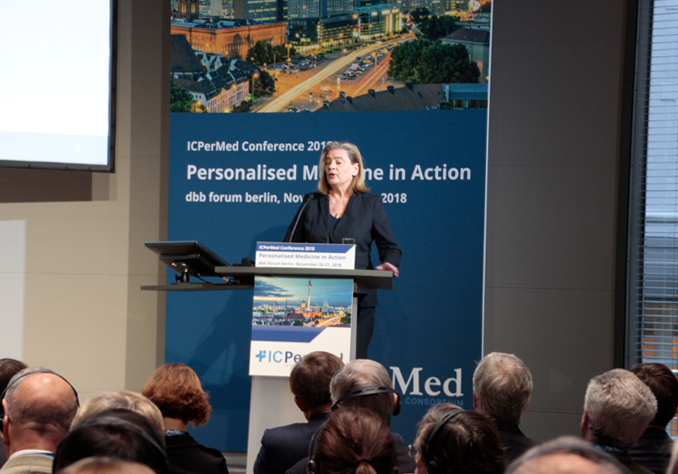 Frau Weiss spricht auf dem Kongress ICPerMed