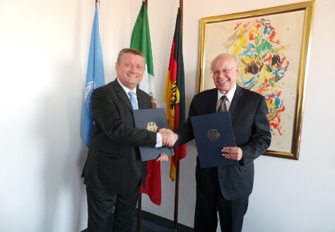 Foto: Bundesgesundheitsminister Hermann Gröhe und sein mexikanischer Amtskollege Dr. José Ramón Narro Robles; beide halten jeweils ein Exemplar der soeben unterzeichneten bilateralen Vereinbarung in ihren Händen