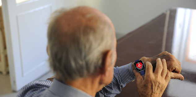 Aus Bewegungsdaten, die mittels moderner Sensorik erfasst wurden, sollen durch tiefe neuronale Netze Aktivitätsmuster und Bewegungsabläufe abgeleitet werden, die eine bessere Patientenversorgung in der geriatrischen Rehabilitation ermöglichen. (Bildque Aus Bewegungsdaten, die mittels moderner Sensorik erfasst wurden, sollen durch tiefe neuronale Netze Aktivitätsmuster und Bewegungsabläufe abgeleitet werden, die eine bessere Patientenversorgung in der geriatrischen Rehabilitation ermöglichen.