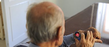 Aus Bewegungsdaten, die mittels moderner Sensorik erfasst wurden, sollen durch tiefe neuronale Netze Aktivitätsmuster und Bewegungsabläufe abgeleitet werden, die eine bessere Patientenversorgung in der geriatrischen Rehabilitation ermöglichen.