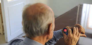 Aus Bewegungsdaten, die mittels moderner Sensorik erfasst wurden, sollen durch tiefe neuronale Netze Aktivitätsmuster und Bewegungsabläufe abgeleitet werden, die eine bessere Patientenversorgung in der geriatrischen Rehabilitation ermöglichen.