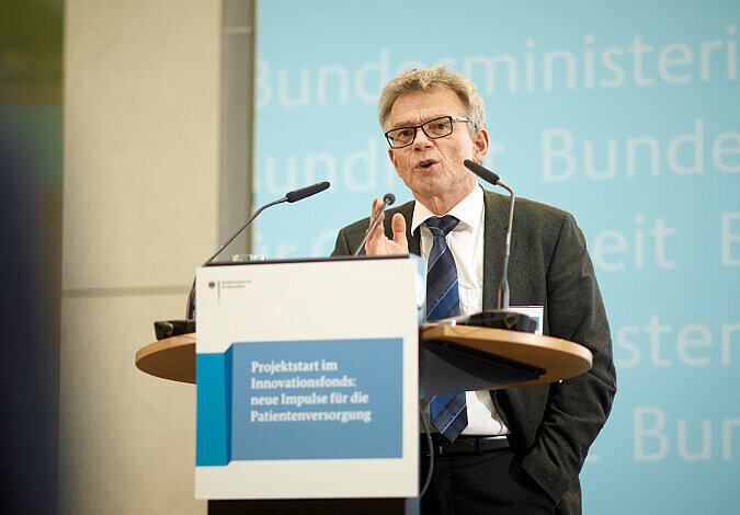Prof. Josef Hecken steht am Rednerpult und spricht