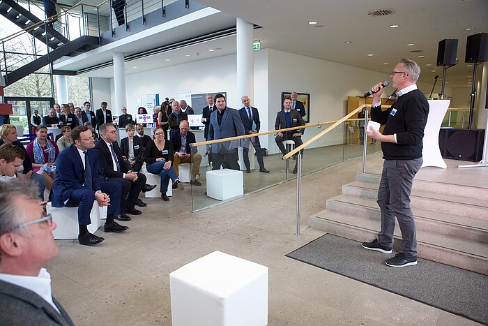 Publikum hört Sprecher zu
