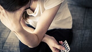 Frau mit Tabletten in der Hand: Die Wahl der richigen Medikation ist essentiell für den Therapieerfolg.
