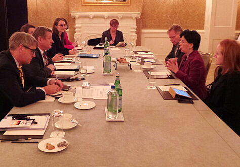 Foto: Minister Gröhe sitzt an einem Konferenztisch WHO-Generaldirektorin Chan gegenüber; Chan spricht