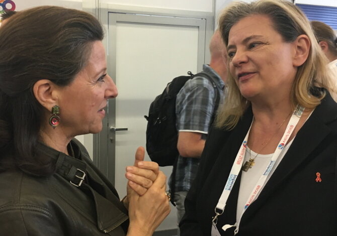 Foto: Staatssekretärin Sabine Weiß im Gespräch mit der französischen Gesundheitsministerin Dr. Agnès Buzyn