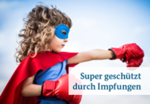 Foto: Ein Kind mit Maske, Cape und Boxhandschuhen; darunter der Spruch "Super geschützt durch Impfungen" 