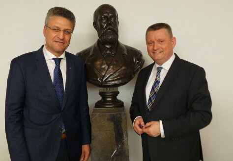 Foto: Professor Lothar H. Wieler, Präsident des Robert Koch-Instituts, und Bundesgesundheitsminister Hermann Gröhe posieren neben einer bronzenen Büste von Robert Koch