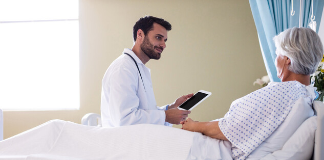 Ärztliches Fachpersonal erhält mit dem KIPRODE-System Informationen über den Zustand und die Prognose von Druckstellen bei bettlägerigen Personen. (Bildquelle: iStockphoto/wavebreakmedia) Ärztliches Fachpersonal erhält mit dem KIPRODE-System Informationen über den Zustand und die Prognose von Druckstellen bei bettlägerigen Personen.