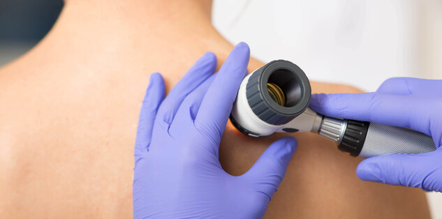 Entwicklung von anwendungsbezogenen Analysealgorithmen in den bildgebenden Fachdisziplinen Dermatologie und Radiologie mithilfe von Artificial Intelligence (Bildquelle: Peakstock/Adobe Stock) Arzt untersucht Hautflecken eines Patienten mit einem Dermatoskop