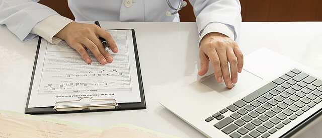 Doktor am Laptop - Deutsches Elektronisches Meldesystem für den Infektionsschutz - Übergangslösung für die Umsetzung einer elektronischen SARS-CoV-2 Labormeldung (DEMIS SARS-CoV-2)