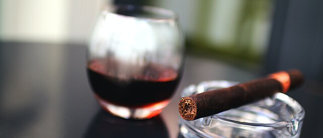 Zigarre und Whiskey-Glas