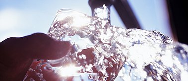 Wasser wird in ein Glas gefüllt