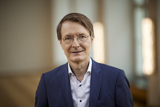 Portraitfoto von Bundesgesundheitsminister Prof. Karl Lauterbach im Querformat