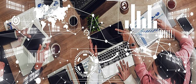 Menschen bei einem Meeting mit Laptops - visualisiert mit Grafiken