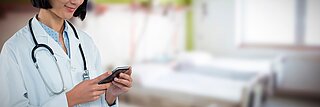 Ärztin mit Smartphone - Diagnosestellung und Risikostratifizierung von Lebererkrankungen mittels Deep Learning anhand von klinischen Routinedaten
