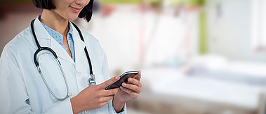 Ärztin mit Smartphone - Diagnosestellung und Risikostratifizierung von Lebererkrankungen mittels Deep Learning anhand von klinischen Routinedaten 