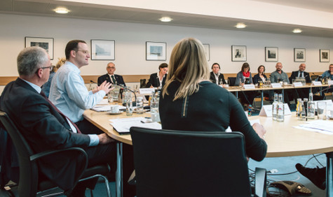 Bundesgesundheitsminister Jens Spahn im Gespräch mit Vertretern der Heilmittelerbringer und Verbände (Bildquelle: BMG/Kerstin Müller) Bundesgesundheitsminister Jens Spahn im Gespräch mit Vertretern der Heilmittelerbringer und Verbände
