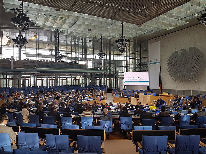 Foto: Blick in den gefüllten Veranstaltungssaal