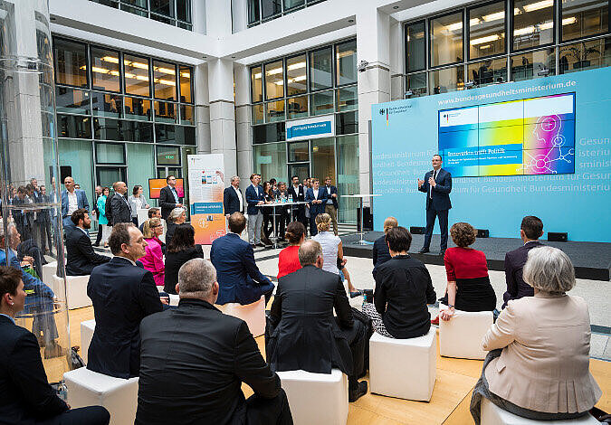 Foto: Bundesgesundheitsminister Jens Spahn hält eine Rede beim Pitch Innovation