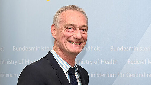 Bundesgesundheitsministerin Nina Warken übergibt die Ernennungsurkunde an Staatssekretär Christian Luft