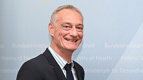Bundesgesundheitsministerin Nina Warken übergibt die Ernennungsurkunde an Staatssekretär Christian Luft