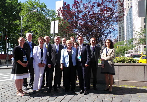 Foto: Bundesgesundheitsminister Hermann Gröhe mit Vertreterinnen und Vertretern der deutschen Delegation; im Hintergrund das Hauptquartier der Vereinten Nationen in New York City