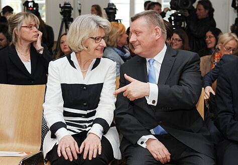 Foto: Minister Hermann Gröhe im Gespräch mit Heidrun Thaiss