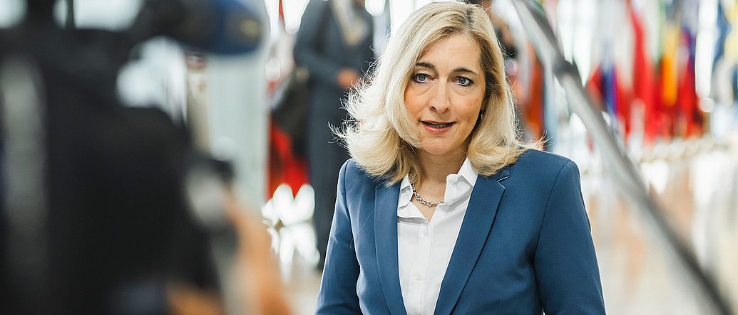 Bundesgesundheitsministerin Nina Warken spricht vor Kameras