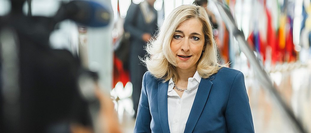 Bundesgesundheitsministerin Nina Warken spricht vor Kameras