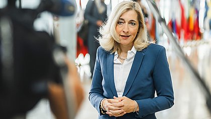 Bundesgesundheitsministerin Nina Warken spricht vor Kameras
