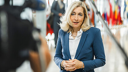 Bundesgesundheitsministerin Nina Warken spricht vor Kameras
