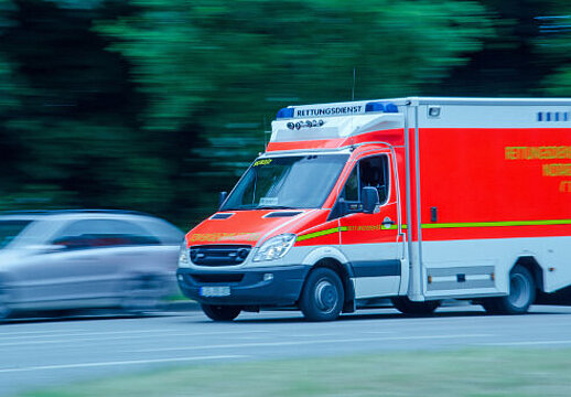 Foto: Ein fahrender Rettungswagen (Bildquelle: k_rahn/Fotolia)