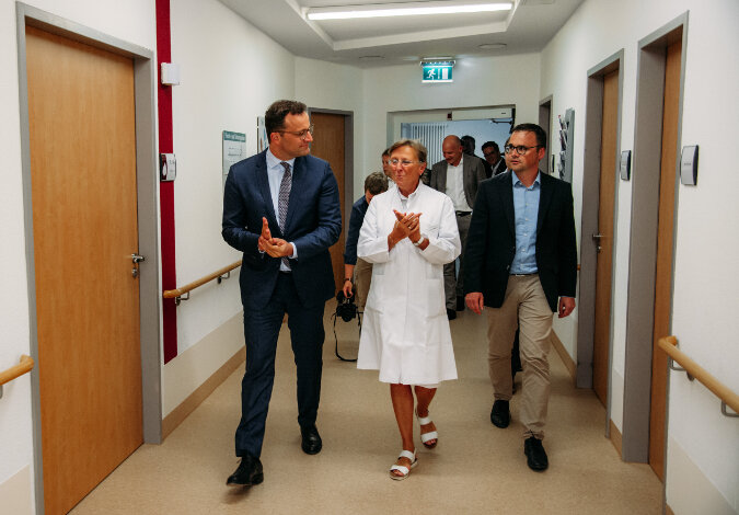 Bundesgesundheitsminister Jens Spahn ist im Klinikum Pritzwalk zu Besuch und spricht mit den Mitarbeitern