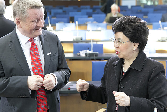 Foto: Margaret Chan und Hermann Gröhe im Gespräch im Konferenzsaal