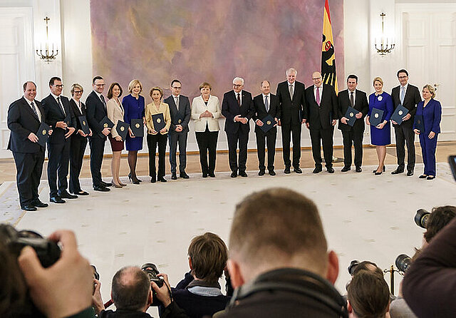 Gruppenfoto von allen 15 Ministerinnen und Ministern sowie Bundeskanzlerin Angela Merkel und Bundespräsident Frank Walter Steinmeier