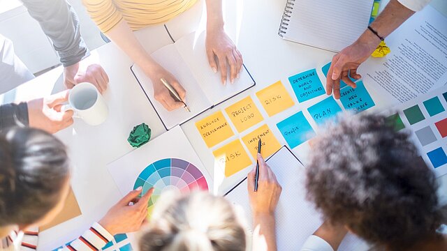 Brainstorming - Gruppe von Menschen