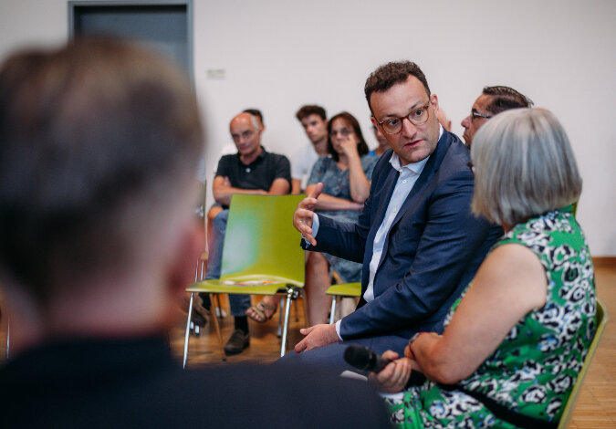 Bundesgesundheitsminister Jens Spahn im Dialog mit Bürgern in Hohen-Neudorf