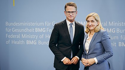 Dr. Carsten Linnemann und Nina Warken bei der Amtsübergabe im BMG