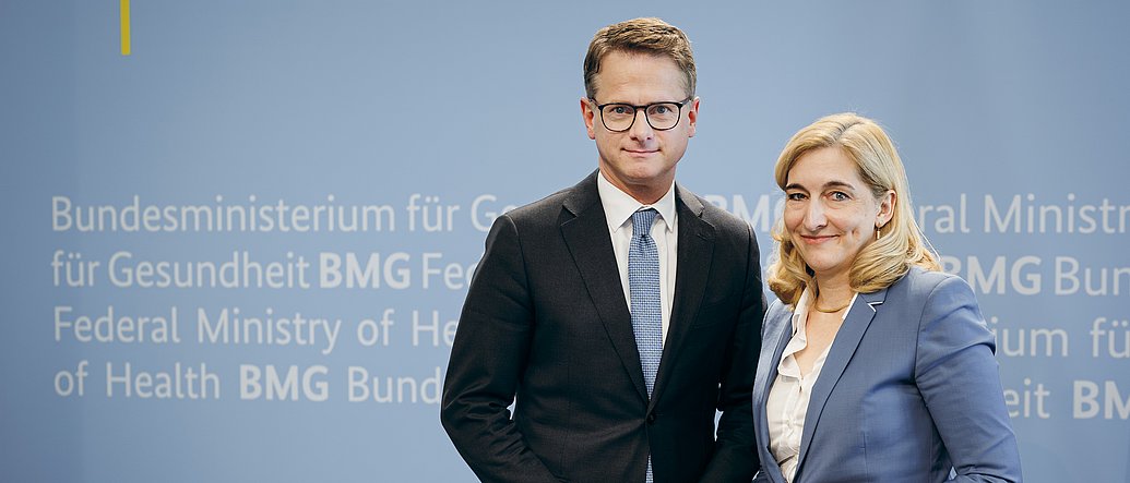 Dr. Carsten Linnemann und Nina Warken bei der Amtsübergabe im BMG