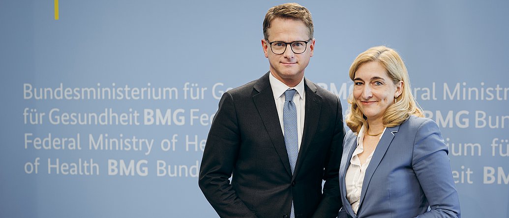 Dr. Carsten Linnemann und Nina Warken bei der Amtsübergabe im BMG