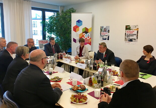 Gesprächsrunde bei der Berliner AIDS-Hilfe