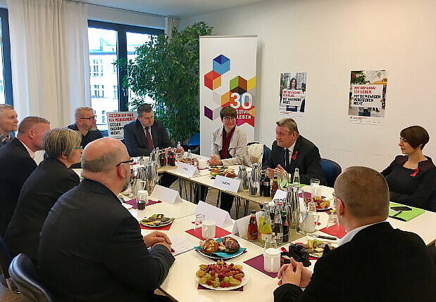 Gesprächsrunde bei der Berliner AIDS-Hilfe