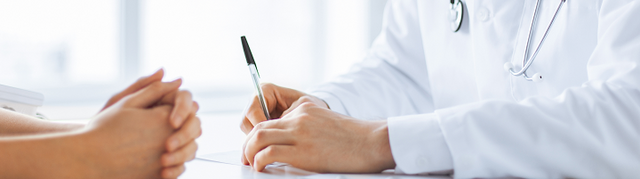 Foto: Ein Gespräch zwischen Arzt und Patientin