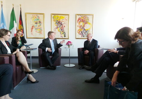 Foto: Bundesgesundheitsminister Hermann Gröhe im Gespäch mit Dr. José Ramón Narro Robles, Gesundheitsminister von Mexiko