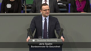 Bundesgesundheitsminister Jens Spahn am Redepult im Plenarsaal des Deutschen Bundestages