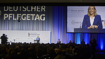 Bundesgesundheitsministerin Nina Warken spricht auf dem Deutschen Pflegetag