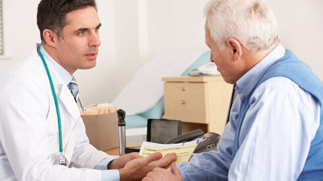 Foto: Ein Arzt spricht mit einem älteren Herrn (Bildquelle: Shutterstock/Monkey Business Images)